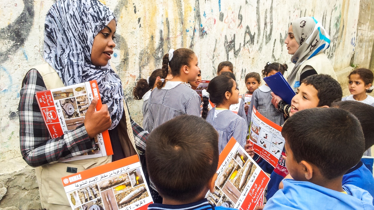 Session d’éducation aux risques des restes explosifs de guerre par Handicap International dans la bande de Gaza.