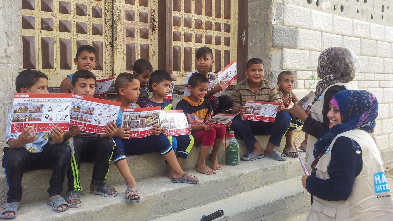 Handicap International fait un important travail de sensibilisation aux  risques des restes explosifs de guerre (REG) dans la bande de Gaza.  