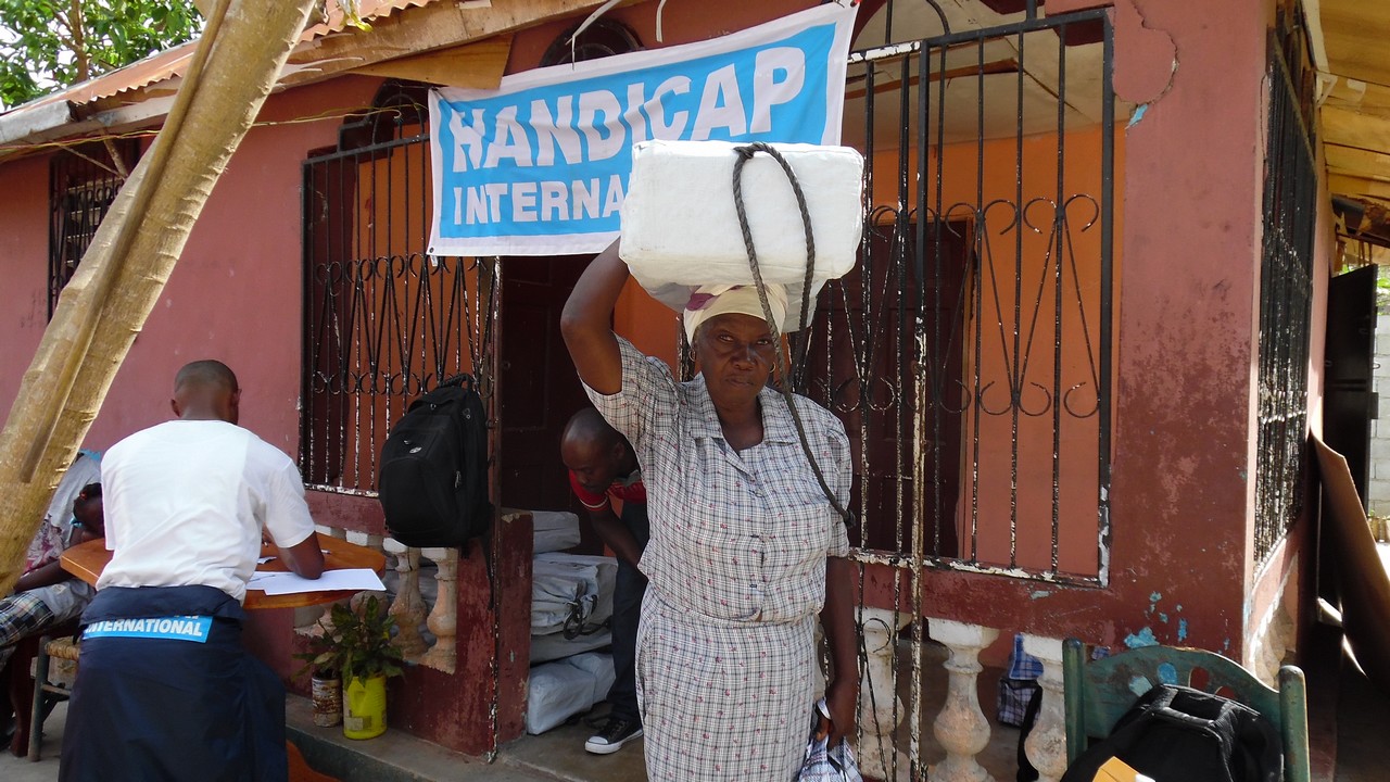 Distribution par Handicap International de kits d'urgence pour les Haïtiens sinistrés après le passage de l'ouragan Matthew le 4 octobre 2016