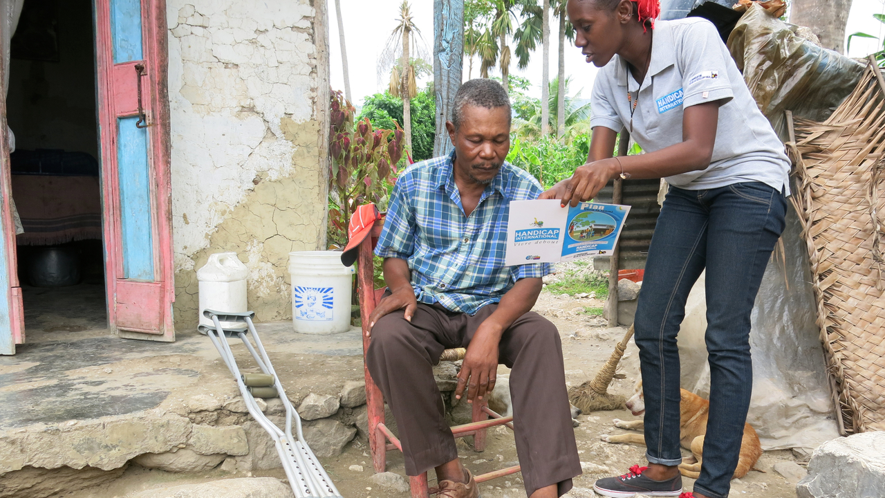 Séance de sensibilisation aux risques de catastrophes par Handicap International en Haïti (photo d'archive)