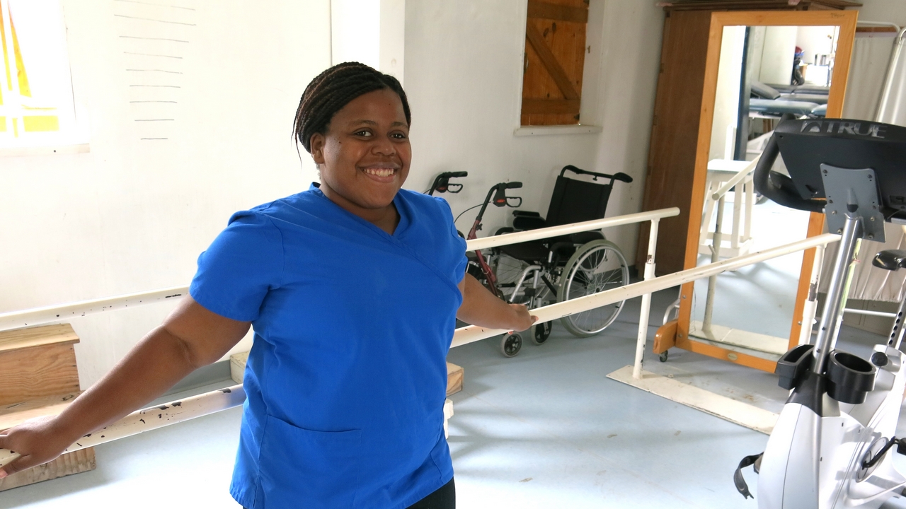 Stéphanie, 21 ans, suit la formation de technicien en réadaptation dispensée par Handicap International en Haïti. En mars 2015, avec ses camarades de promotion, elle recevra son diplôme, le premier du genre en Haïti !