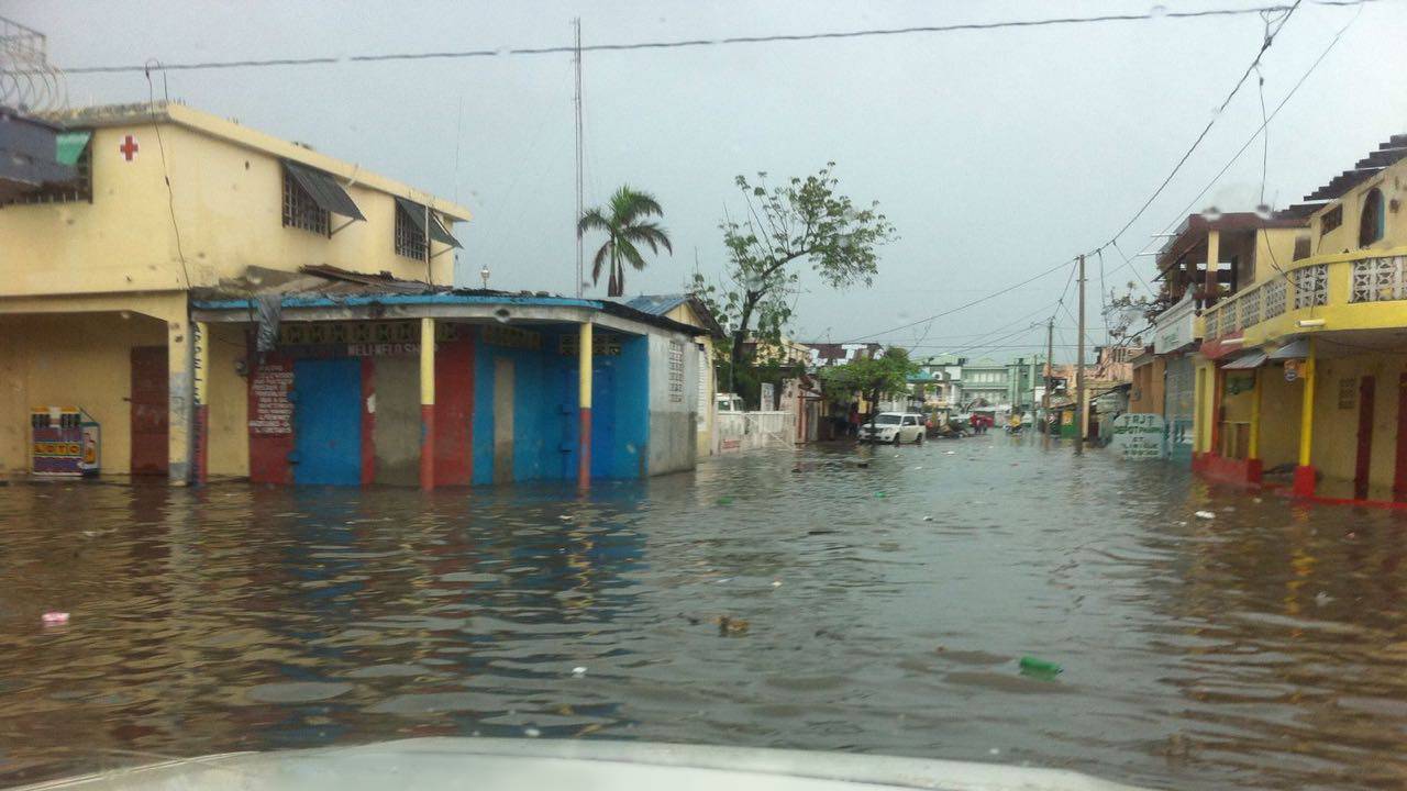 Une rue de la ville des Cayes, en Haïti, inondée par les pluies torrentielles du 20 octobre