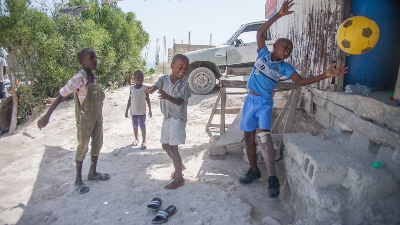 Moïse, 9 ans, victime du séisme de 2010, a reçu une deuxième prothèse et est suivi par Handicap International. Il rêve de devenir ingénieur pour construire des maisons solides.