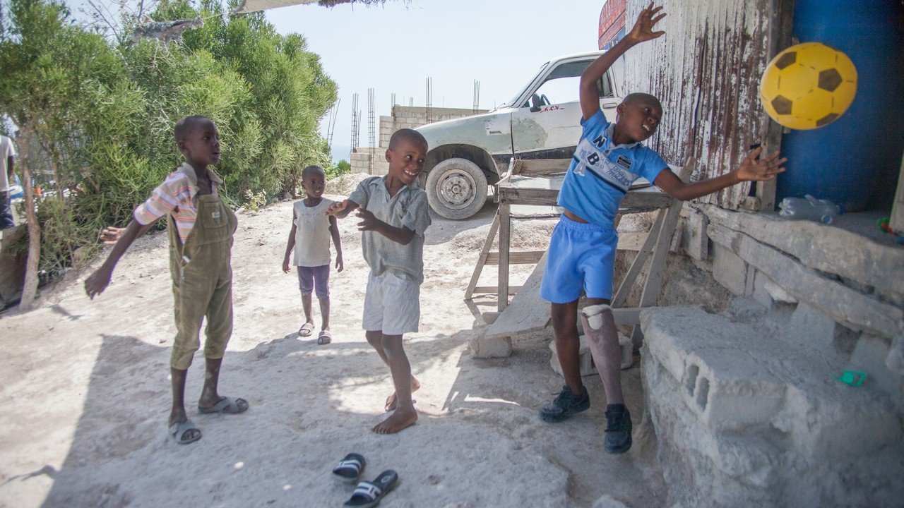 Moïse, 9 ans, a été blessé et amputé suite au tremblement de terre en Haïti, en janvier 2010. il est soutenu par Handicap International qui lui fournit de nouvelles prothèses en raison de sa croissance et de l'usure.