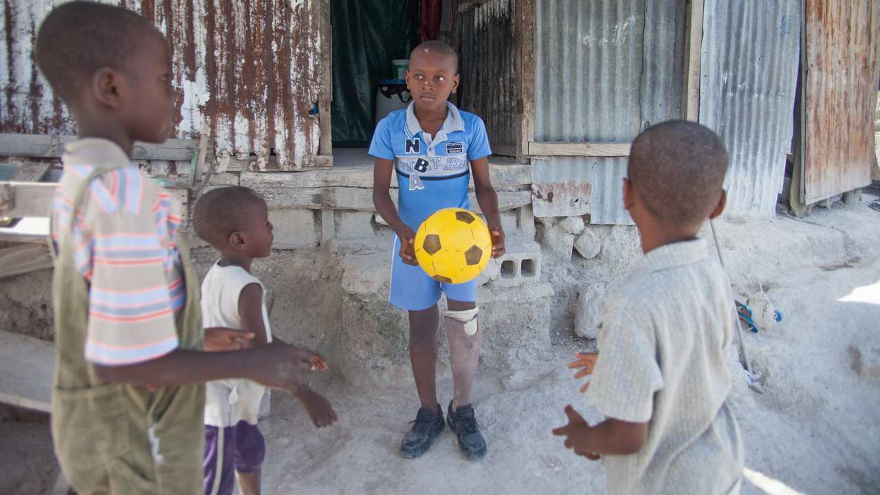 Moïse a été appareillé par Handicap International en 20110