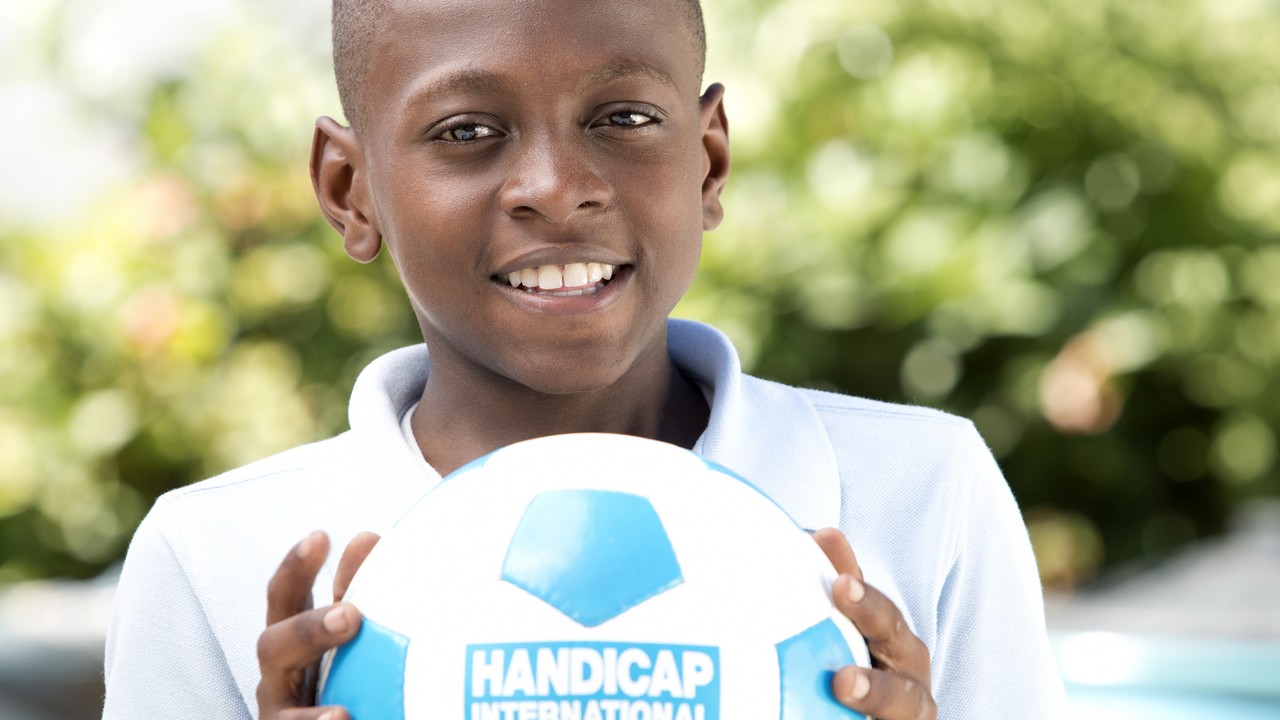 Moïse, victime à 4 ans du séisme qui a ravagé Haïti en 2010, peut aujourd'hui rejouer au foot avec ses amis grâce à Handicap International