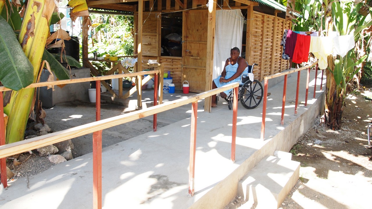 Handicap International Haïti, abri équipé d'une rampe d'accès pour que la benéficiaire puisse se déplacer en fauteuil roulant.