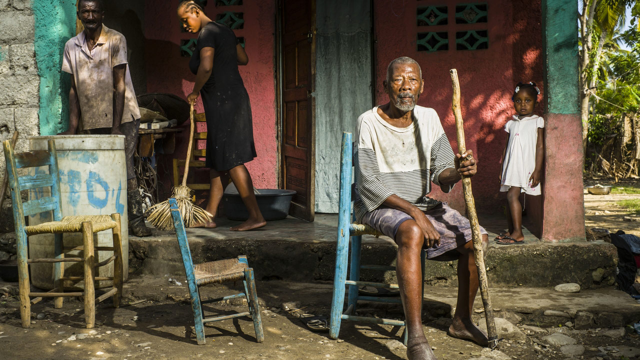 Haïti - Handicap International aide des familles très vulnérables à se préparer au passage des cyclones et autres catastrophes et rend accessibles les bâtiments qui servent d'abris aux communautés exposées à ce risque.