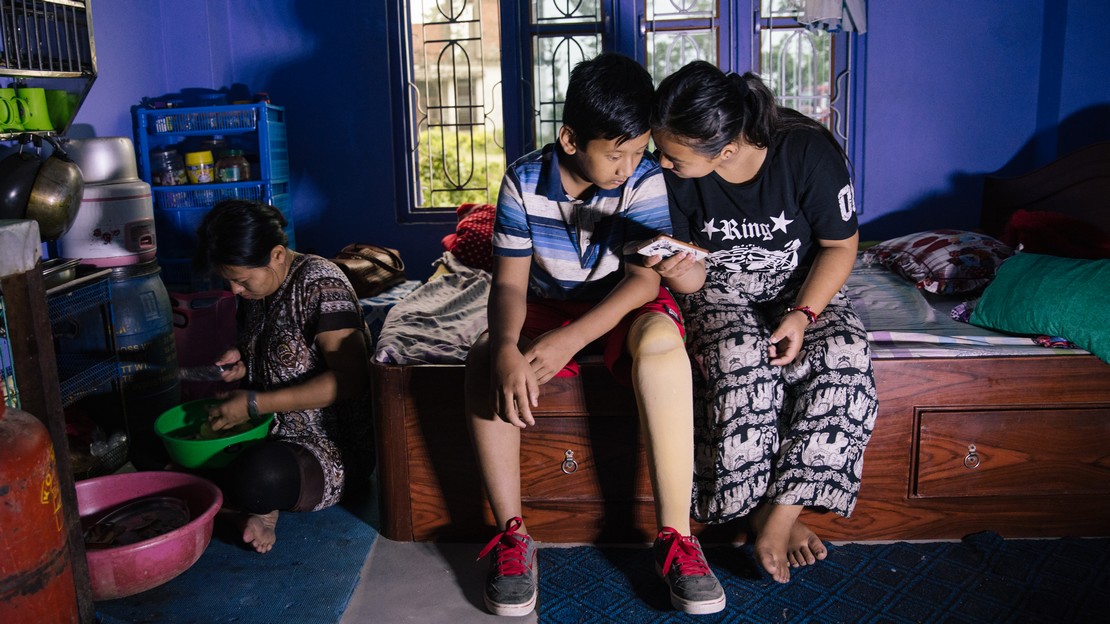 Enfant handicapé équipé d'une prothèse au Népal - Handicap International 2018