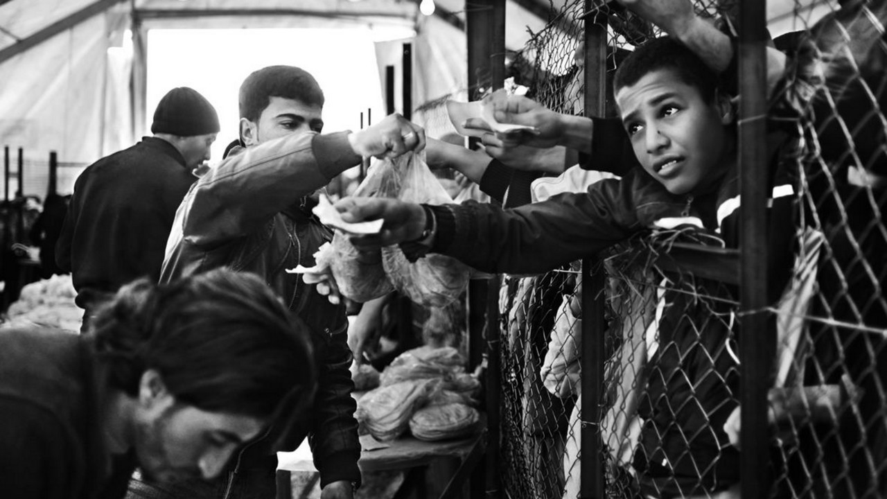 Un jeune garçon syrien réclame sa ration de pain dans le camp de réfugiés de Zaatari, en Jordanie - L'une des photos de l'exposition 