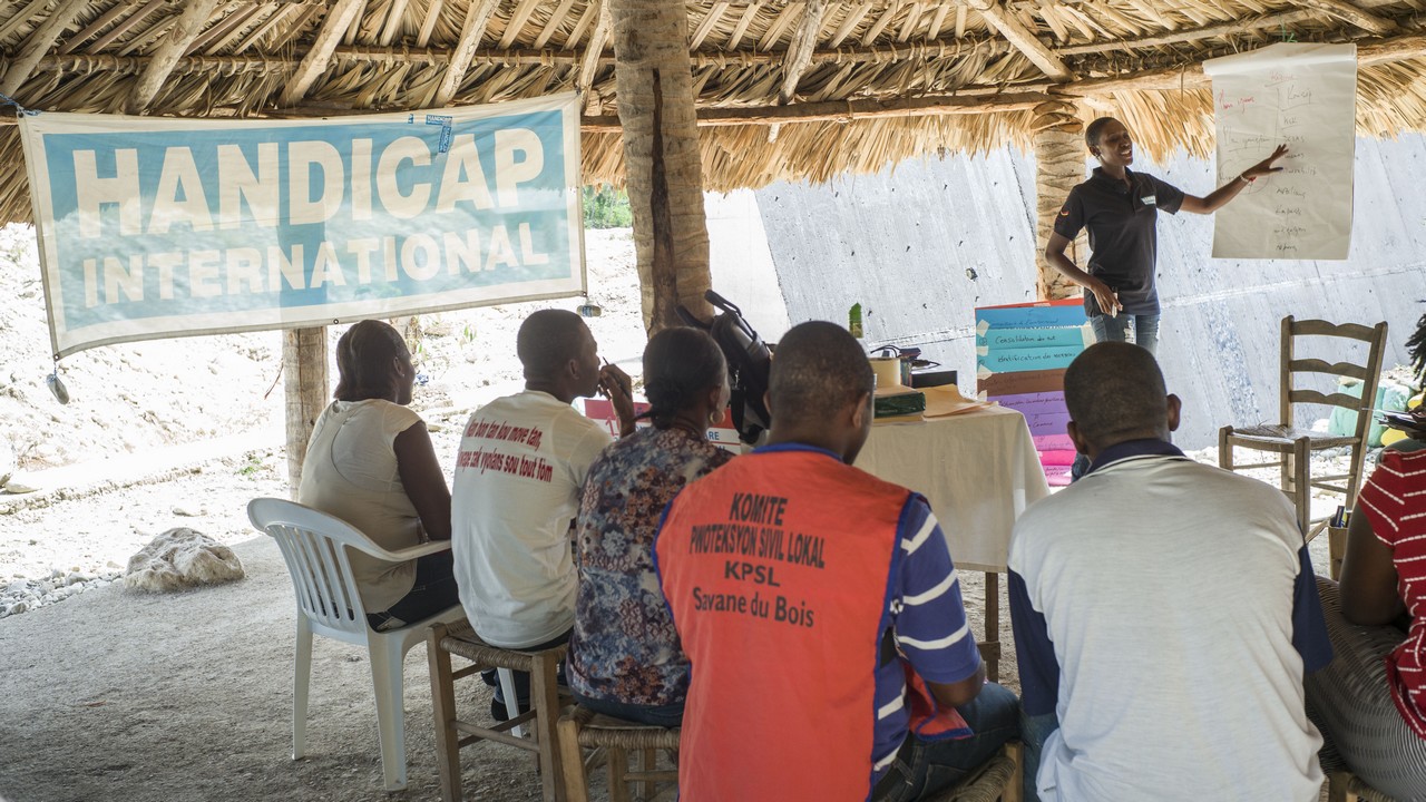 En Haiti, formation par Handicap International de volontaires de la Protection civile, de la Croix-Rouge et de personnes ressources de la localité à la gestion des risques et catastrophes.