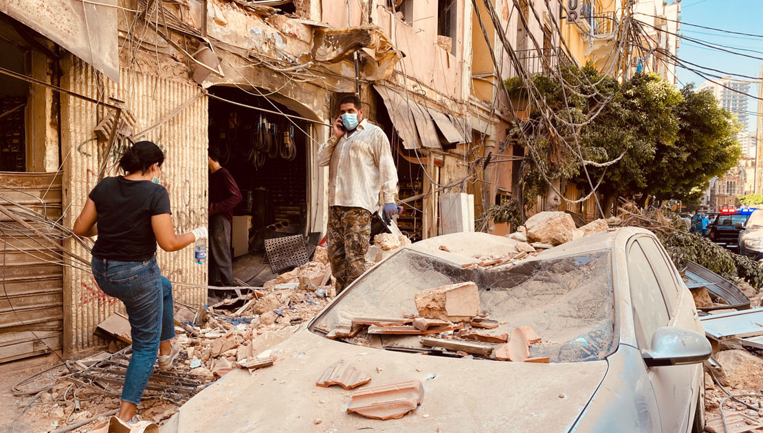 Beyrouth, Liban, 5 août: les passants portent des masques et circulent entre les voitures endommagées après une violente explosion. Elle a touché la capitale libanaise ce mardi 4 août tuant 80 personnes et blessant près de 4 000