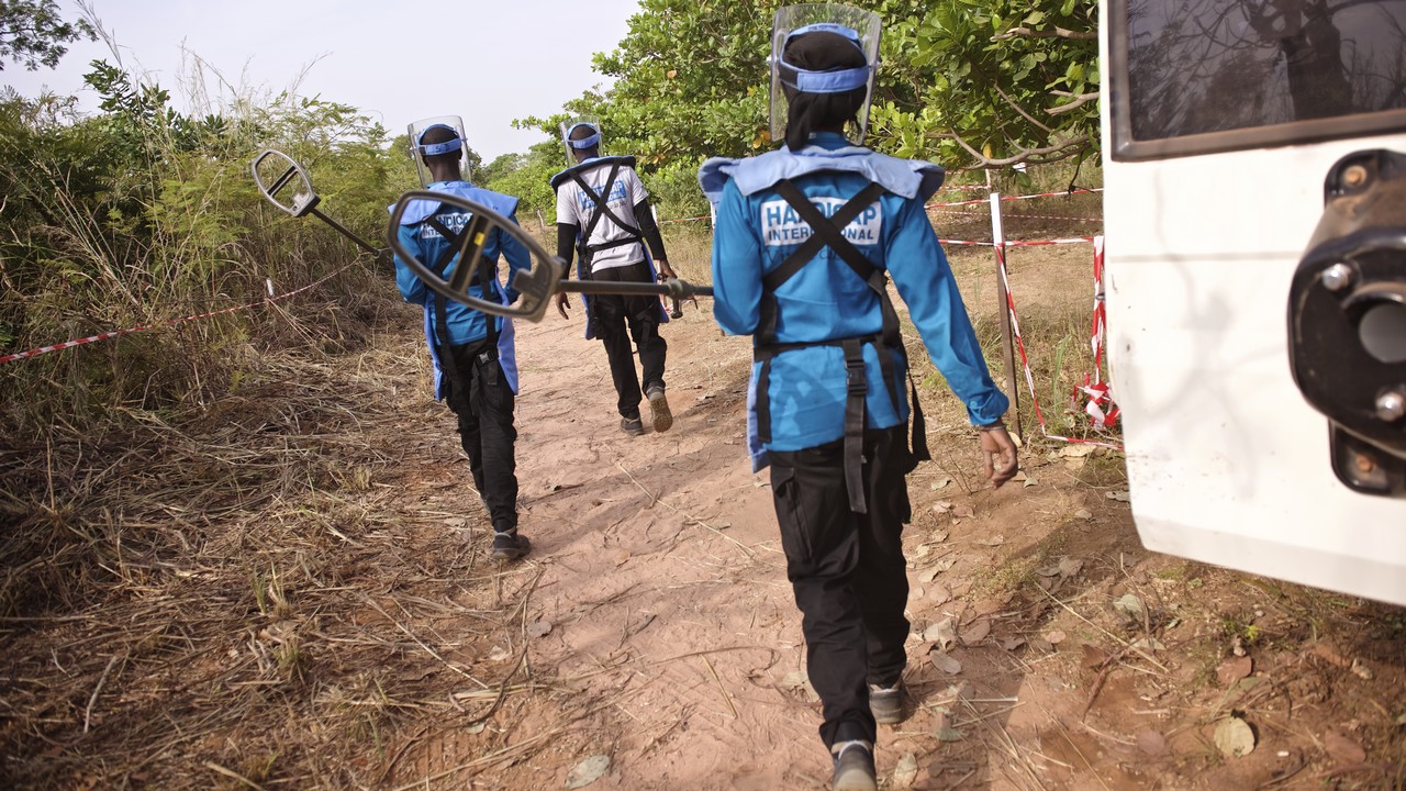 Les démineurs de Handicap International ont repris le travail en Casamance, au Sénégal, en décembre 2015.