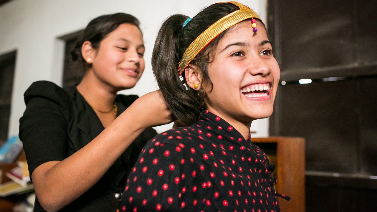 Appareillée d'une prothèse par Handicap International, Reema a réalisé son rêve au Népal et est devenue danseuse.