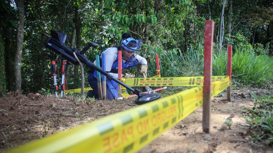 Démineuse de Handicap International en train de travailler en Colombie