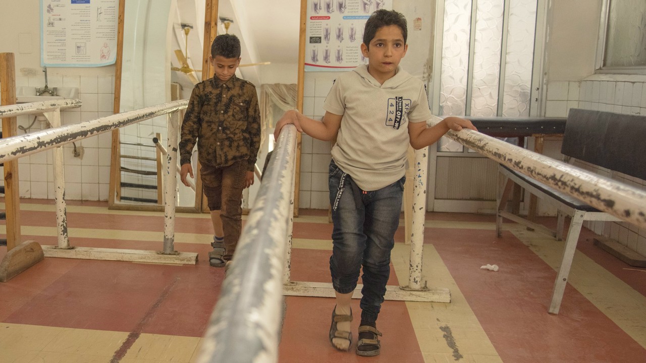 Yasser, 12 ans, en pleine séance de rééducation au centre de Sana’a soutenu par Handicap International
