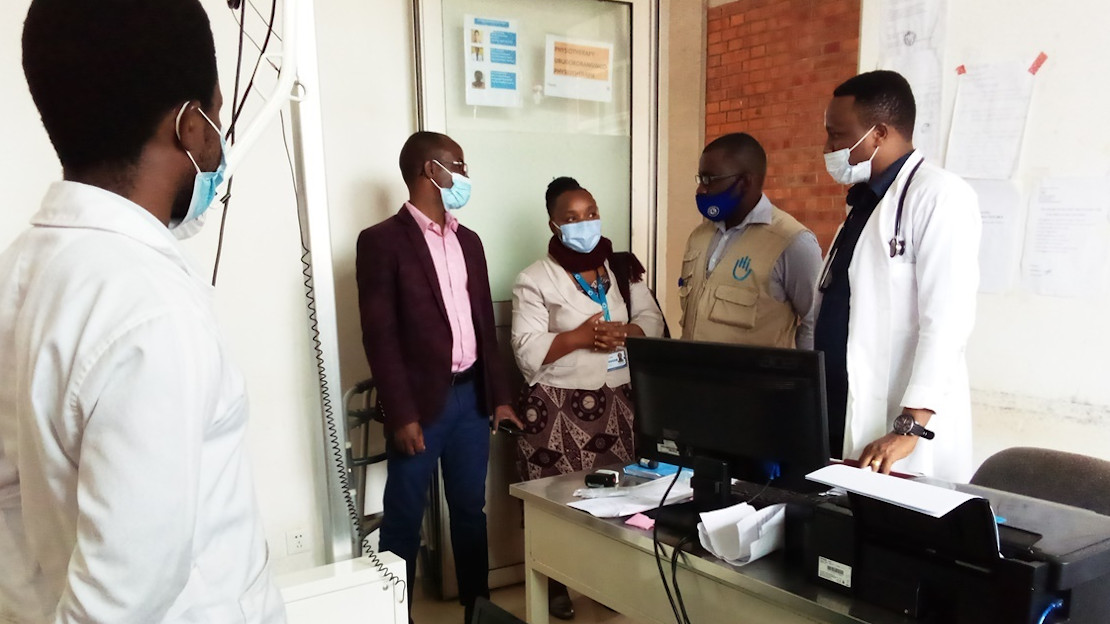 Avec le soutien de Handicap International, l'équipe de réadaptation de l'hôpital Masaka (Rwanda) utilise une application pour organiser des séances de réadaptation en ligne.