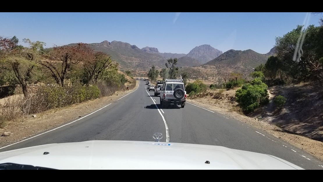 Des camions de Handicap International en route vers la région Tigré en Éthiopie pour apporter de l’aide humanitaire.
