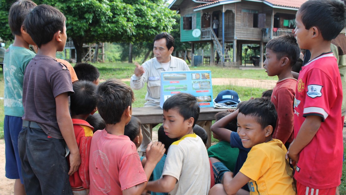 Sensibilisation des élèves aux dangers des sous-munitions au Laos par Handicap International