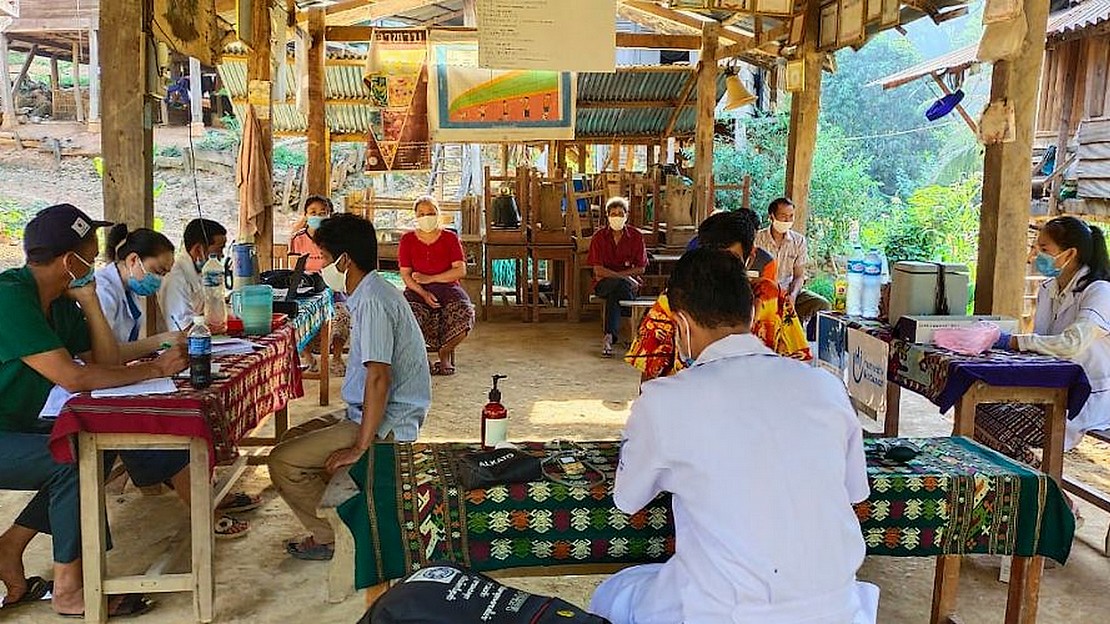 Une session de vaccination au Laos animée par les personnels sanitaires du district. 