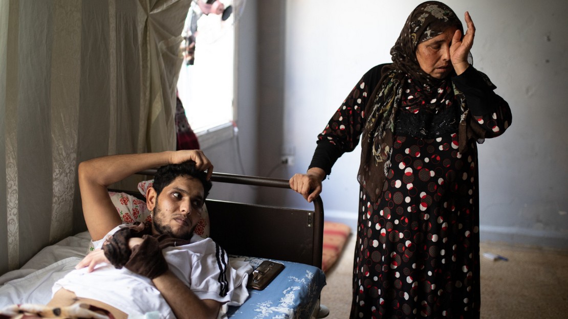 Au Liban, à Beyrouth, une mère et son fils blessé par l'explosion du 4 août 2020. Handicap International apporte son aide aux victimes.