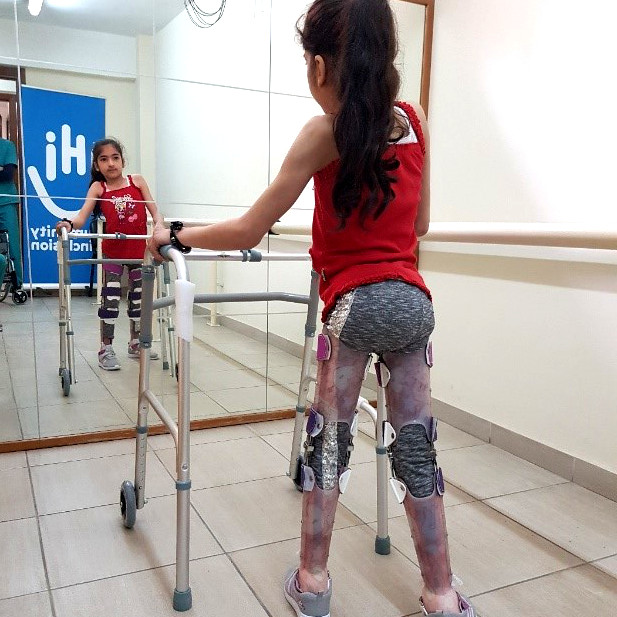 Au Liban, avec l'aide de Handicap International, Shahid apprend à se déplacer avec son déambulateur pour être autonome