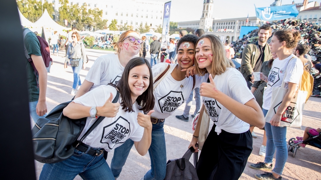 Bénévoles lors de la Pyramide de chaussures de Lyon en 2018