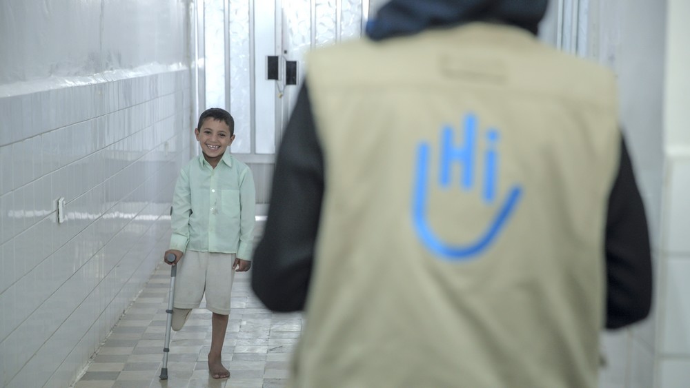 Marwan et sa famille ont été victimes d’un bombardement au Yémen. Accompagné par Handicap International, le jeune garçon réapprend progressivement à vivre.