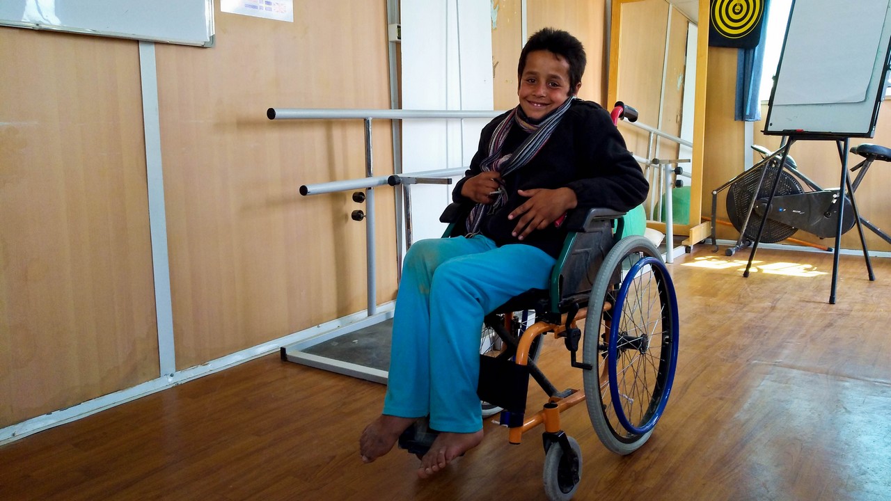 Outre ses séances de réadaptation, Ahmed participe à des sessions de groupe pour interagir avec d'autres enfants, ce qui le ravit.