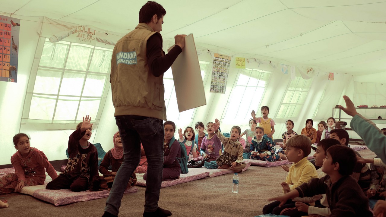 Sensibilisation d'enfants par Handicap International aux risques des restes explosifs de guerre en Irak