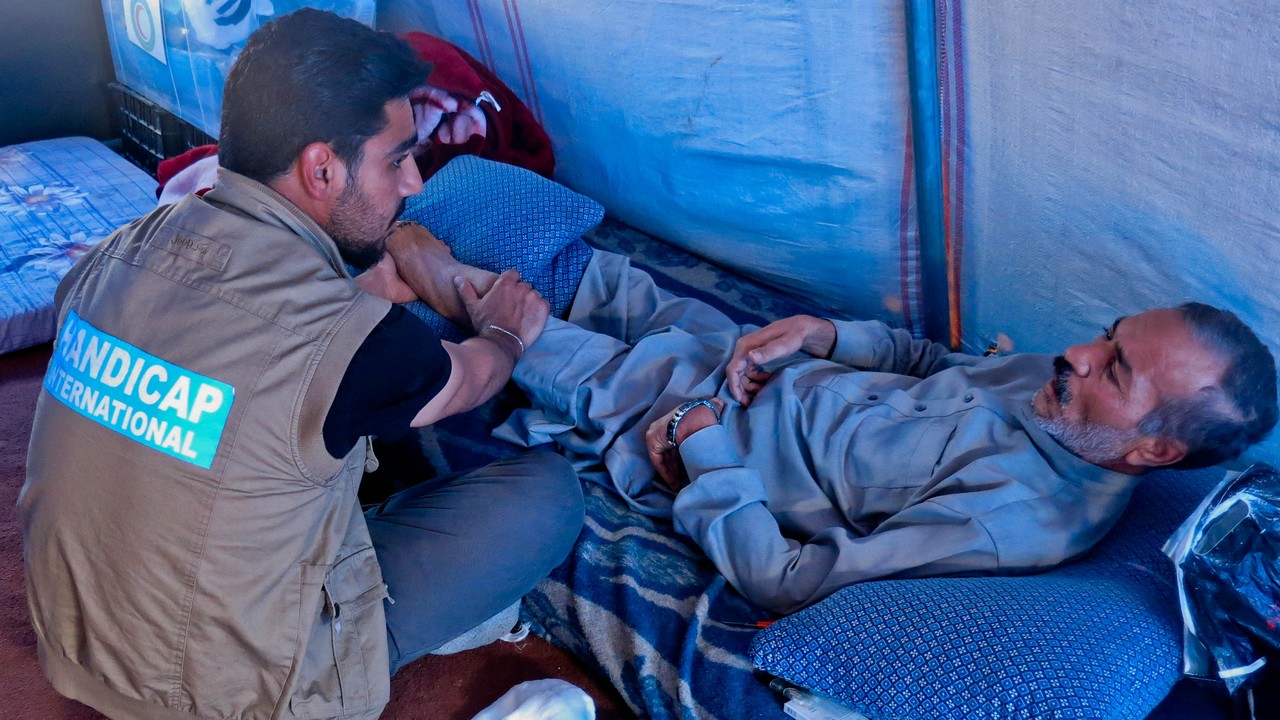 Adnan avec Mohammad, kinésithérapeute pour Handicap International en Irak