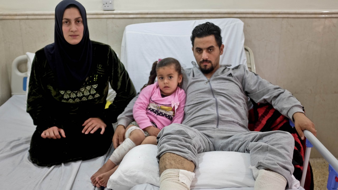 Warda, 23 ans, avec son mari et sa fille à l'hôpital où les équipes de Handicap International  s’occupent d’eux.