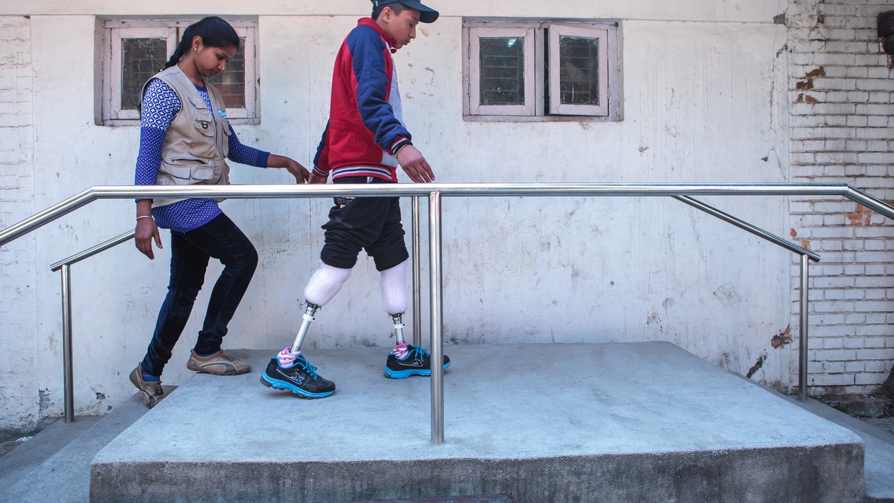 Sandesh, 14 ans, a perdu ses deux jambes lors du séisme au Népal. Il suit des séances de réadaptation au National Disabled Fund avec sa kiné Srijana, de Handicap International.