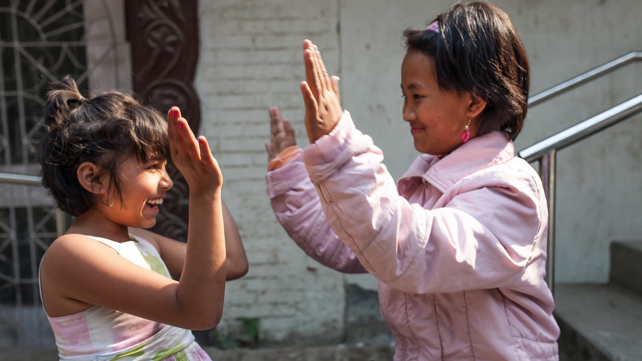 Nirmala et Khendo, deux victimes du séisme de 2015 au Népal, soutenues par Handicap International et devenues amies