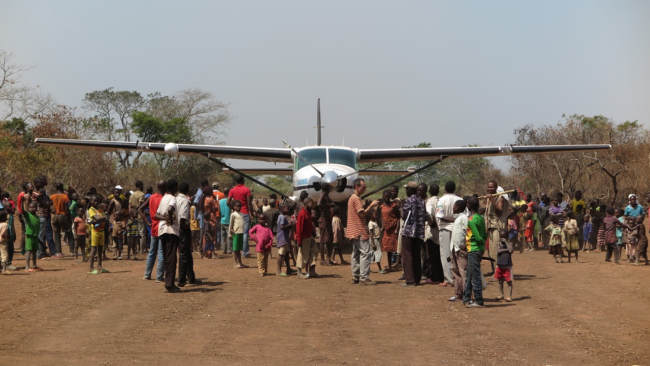 Les habitants de Sibut, en République centrafricaine, regroupés autour du premier avion qui a atterri sur la piste depuis sa réhabilitation par Handicap International