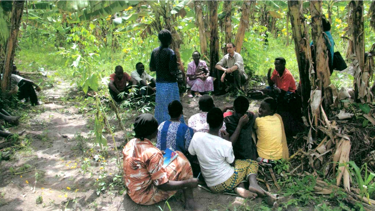 Séance de sensibilisation à la santé mentale aux abords d’un village du district de Gasabo au Rwanda