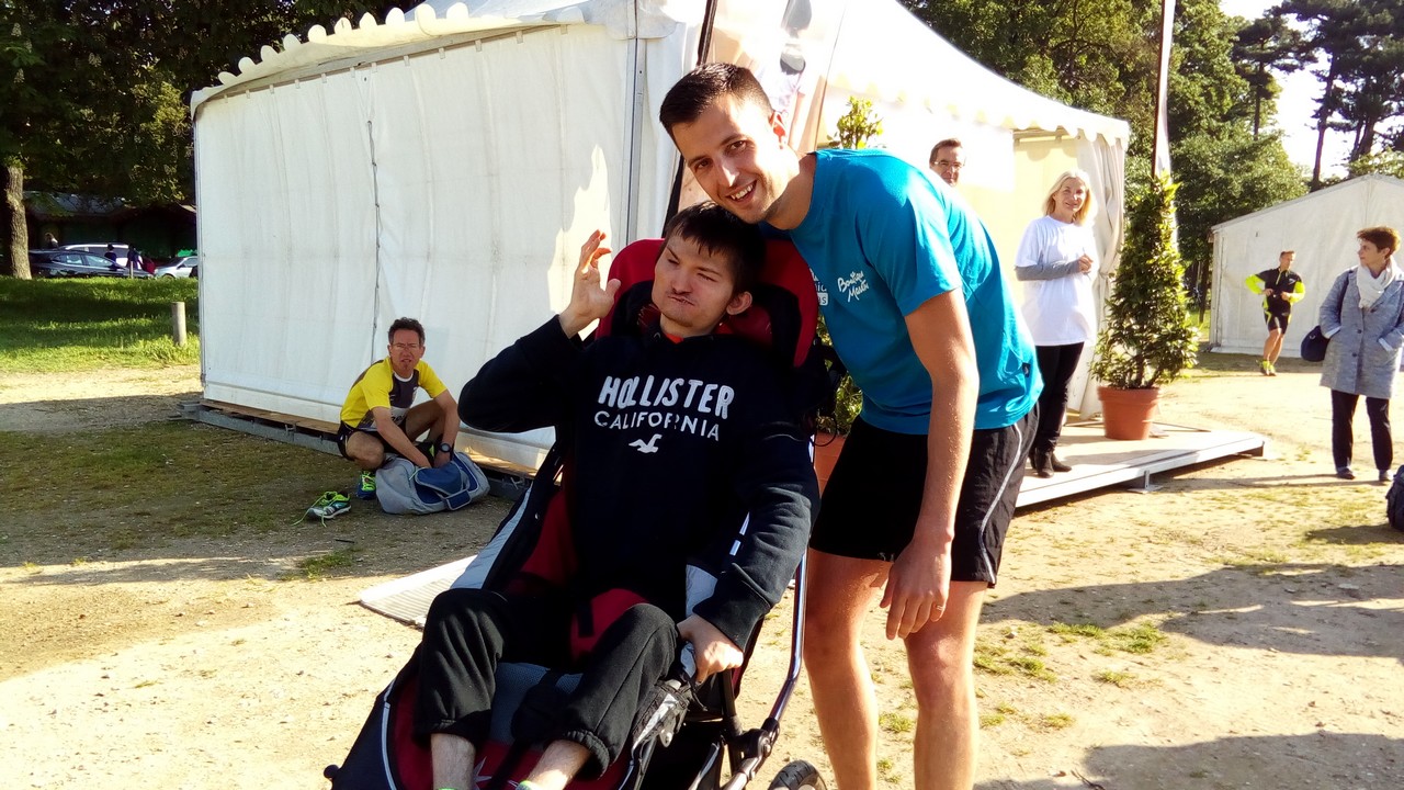 Valentin et Théophile, deux frères, parrains de Courir Ensemble 2016, course solidaire organisée par Handicap International au bois de Boulogne à Paris.