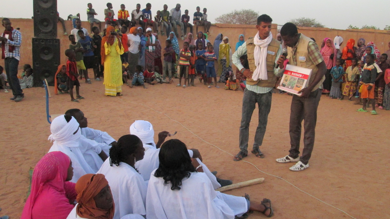 Séances de sensibilisation menées par Handicap International sur les risques posés par les restes explosifs de guerre et les armes légères et de petit calibre, dans des villages de la région de Gao dans le Nord du Mali.