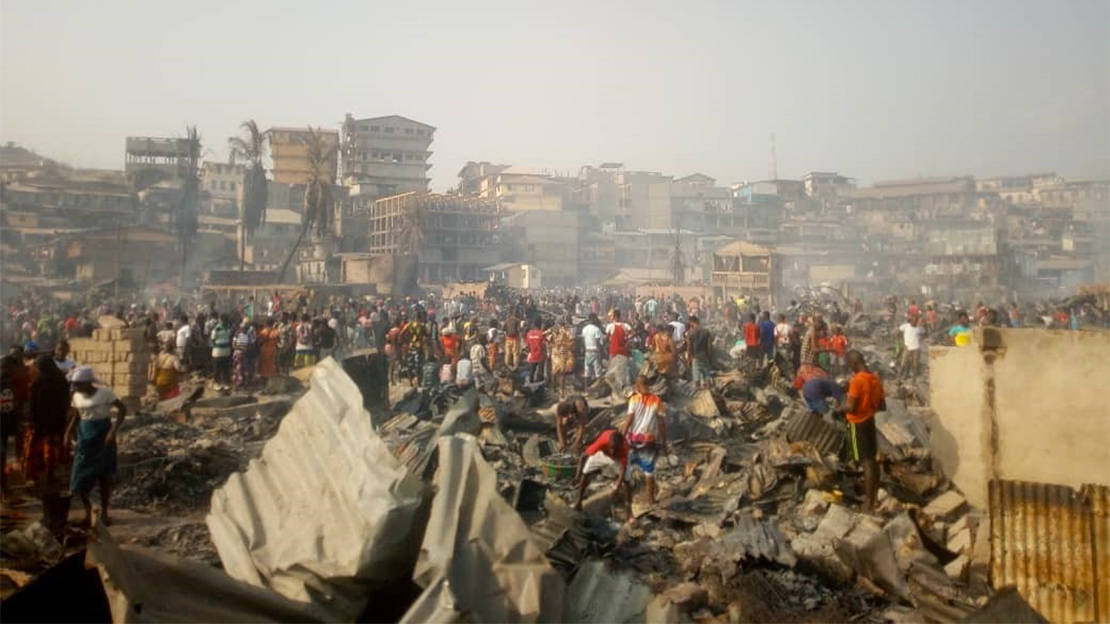 Le bidonville de Susan's Bay, à Freetown, capitale de la Sierra Leone, suite à l'incendie de la soirée du 24 mars.