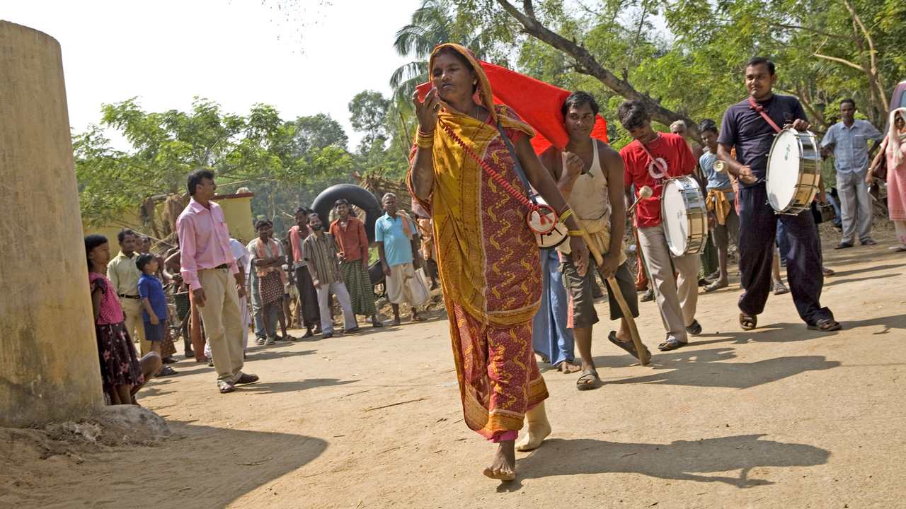 Handicap International implique les populations, depuis la phase d’identification des risques qui les menacent jusqu’à la mise en place de plans d’évacuation.