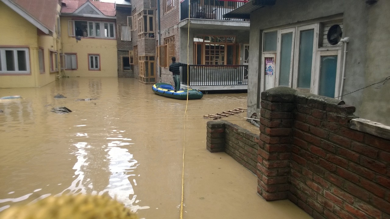 Handicap International : auprès des victimes des inondations au nord de l'Inde.