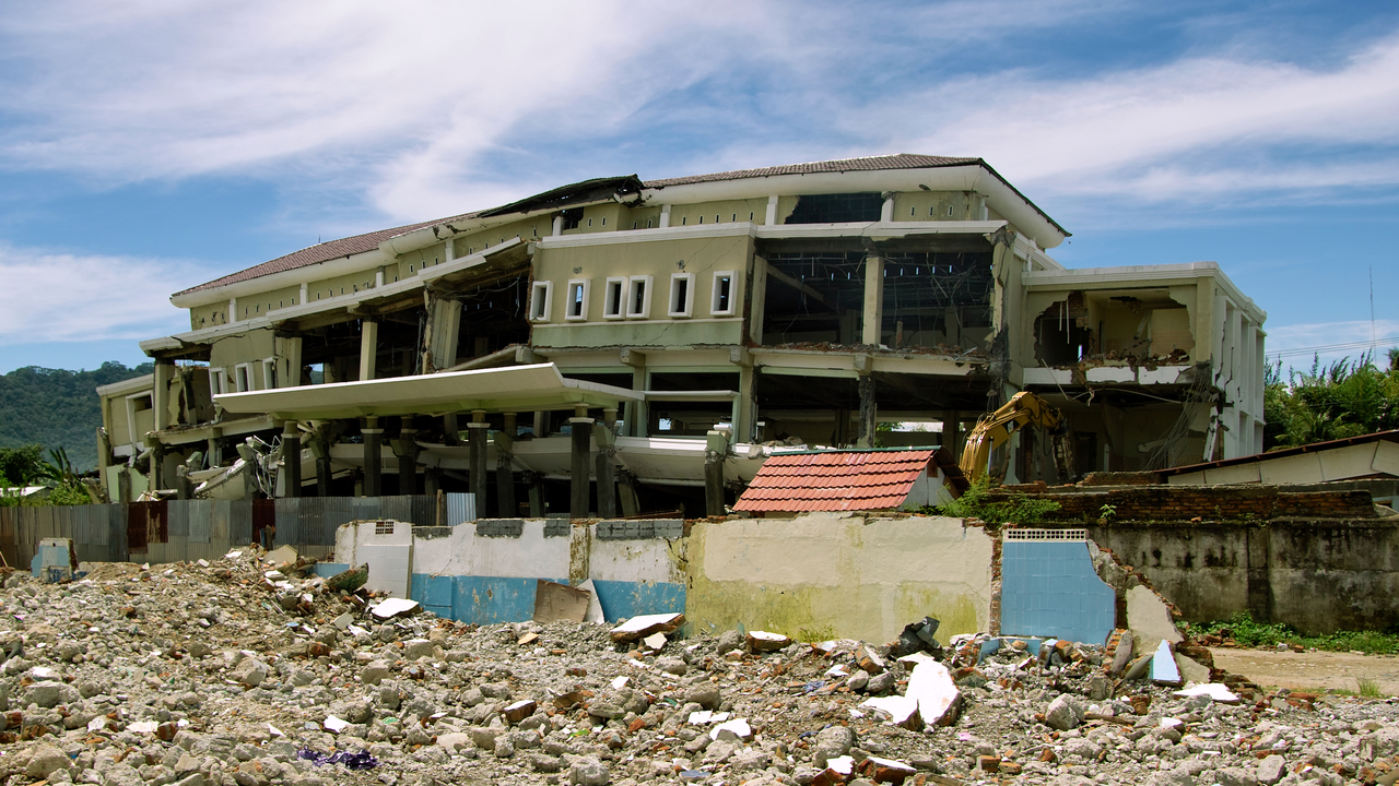 Bâtiment détruit à la suite du séisme de septembre 2009 à Padang, sur l’île de Sumatra en Indonésie (photo d'archive Handicap International)