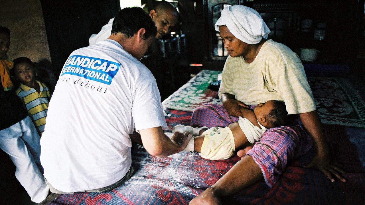 Indonésie, Banda Aceh, mars 2006. Visite à domicile auprès d'un enfant qui a un pied-bot. Le village a été recomposé à partir de trois villages dont deux ont été dévastés par le tsunami du 26 décembre 2004.