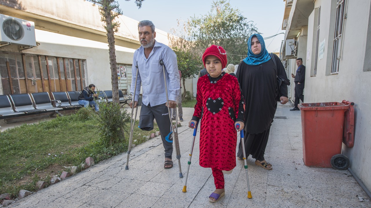 Nada, 10 ans, et son père, bénéficiaires de Handicap International en Irak