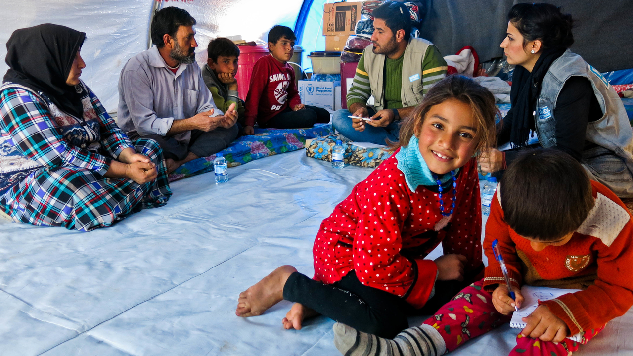 En Irak, les jeunes Ibrahim et Ghaïda dessinent pendant que leurs parents s’entretiennent avec Handicap International