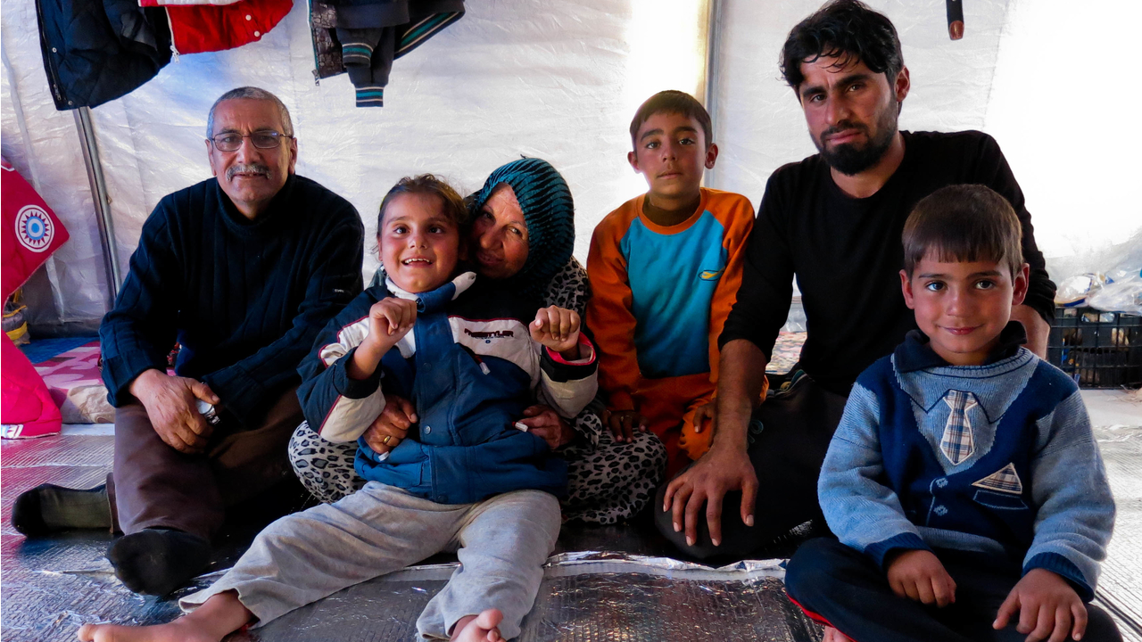Tiba, ses grand-parents, son père et ses frères dans leur tente du camp de déplacés de Khazer, en Irak