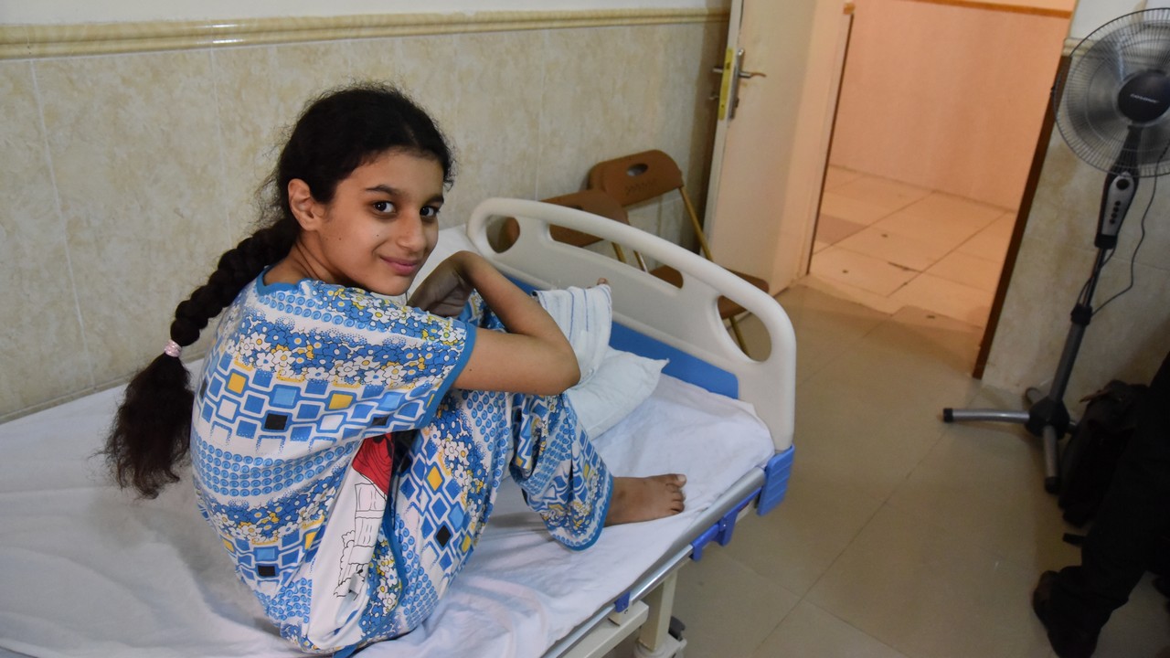 Sarah dans sa chambre à l’hôpital de Hamdaniyah en Irak, où elle est suivie par Handicap International