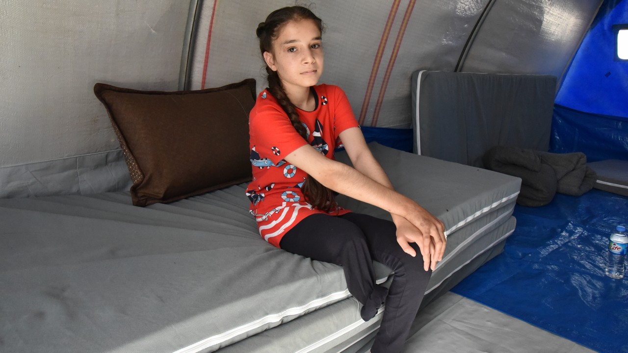 Shahed dans sa tente au sein du camp de Khazer en Irak