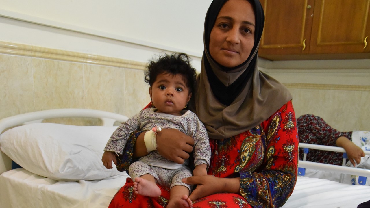 Widad et sa fille à l’hôpital de Hamdaniyah en Irak