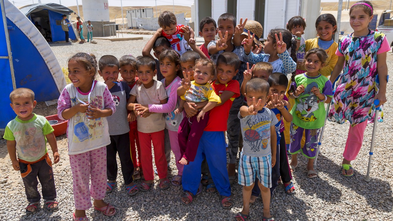 Groupe d'enfants dans un camp de réfugiés en Irak avec Shahed, 12 ans, bénéficiaire de Handicap International (à droite)